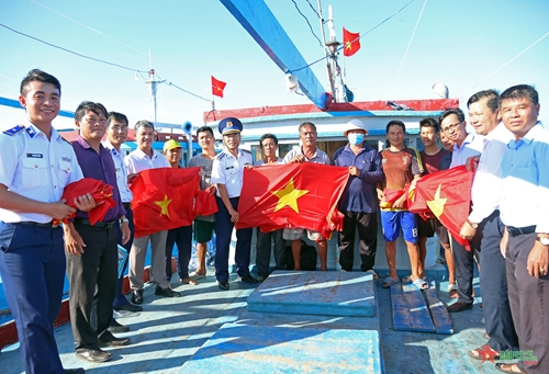 Vùng Cảnh sát biển 3 đồng hành với ngư dân huyện đảo Phú Quý